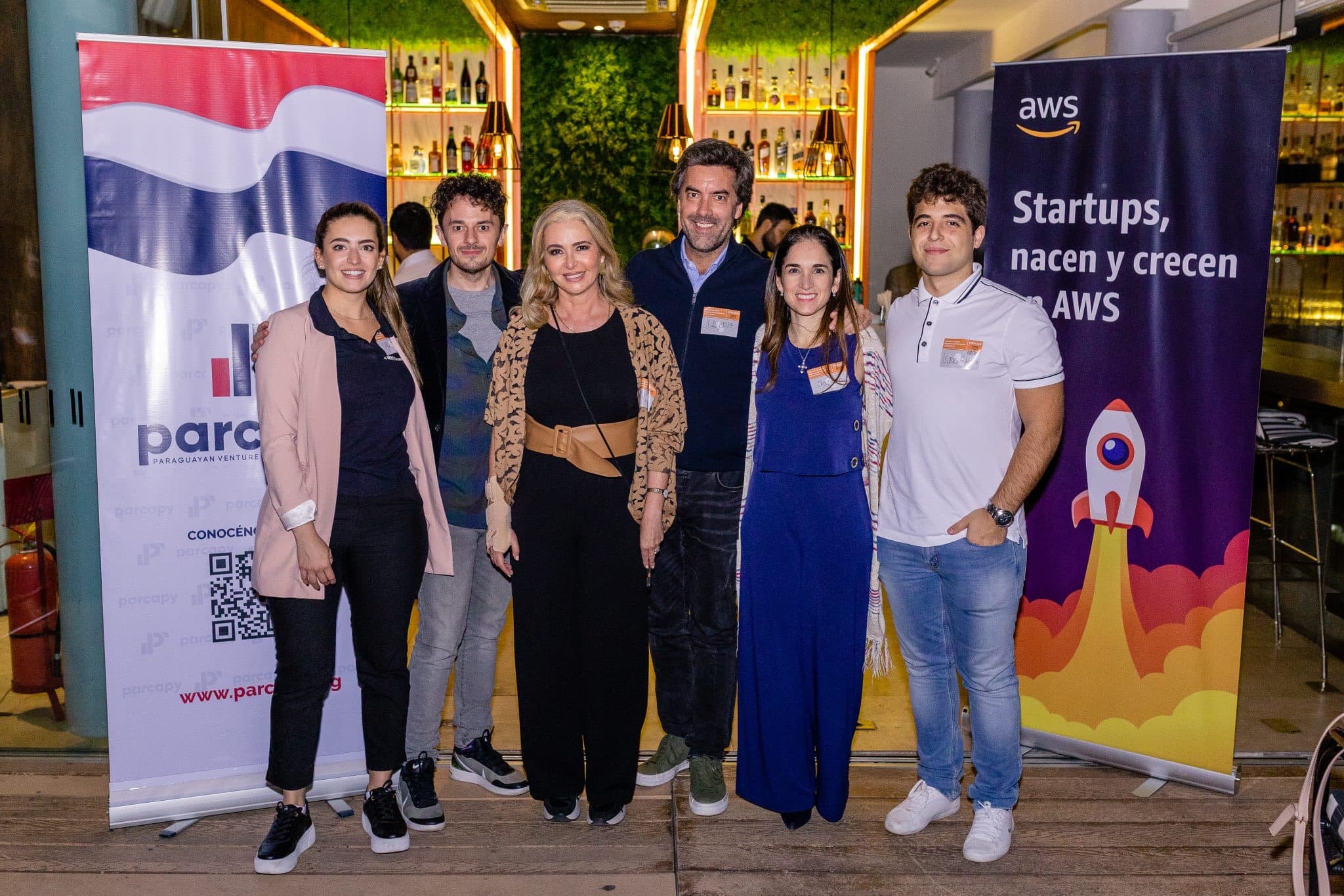 Networking de startups e inversionistas en un evento de PARCAPY